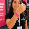 Promotora pulsera NFC